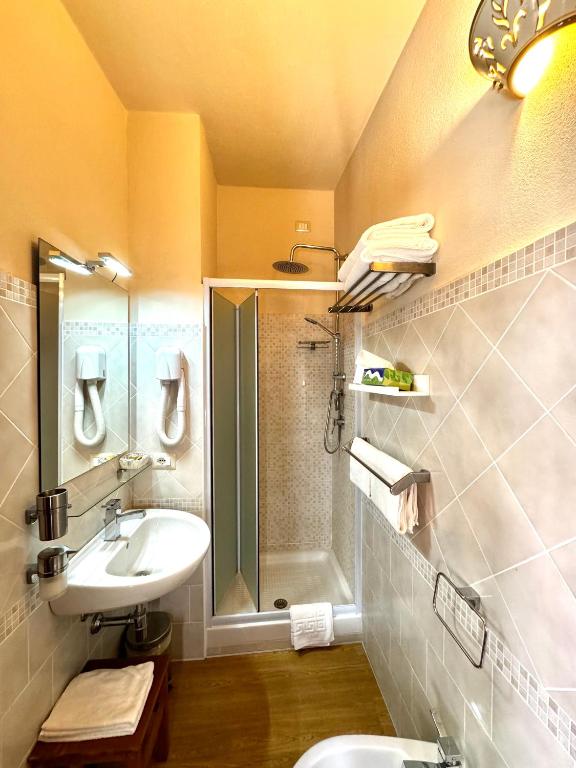 W łazience znajduje się toaleta z umywalką i prysznic. w obiekcie B&B Selvaggio Blu w mieście Baunei