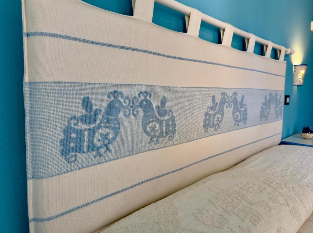 Łóżko lub łóżka w pokoju w obiekcie B&B Selvaggio Blu