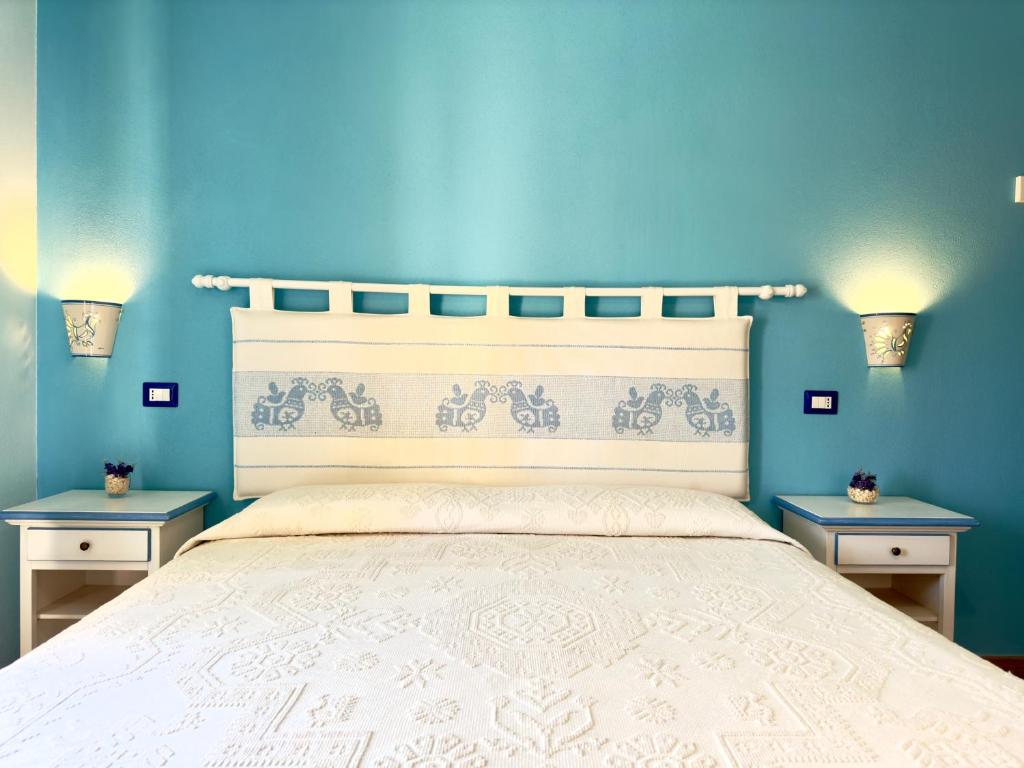 Łóżko lub łóżka w pokoju w obiekcie B&B Selvaggio Blu