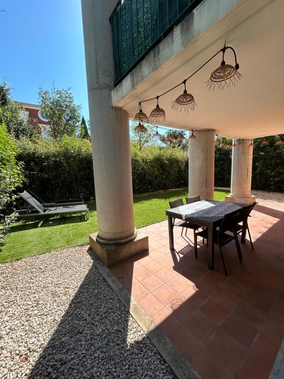un patio avec une table et des chaises dessus dans l'établissement Cosy Rez de jardin - Clim & Parking, à Aix-en-Provence