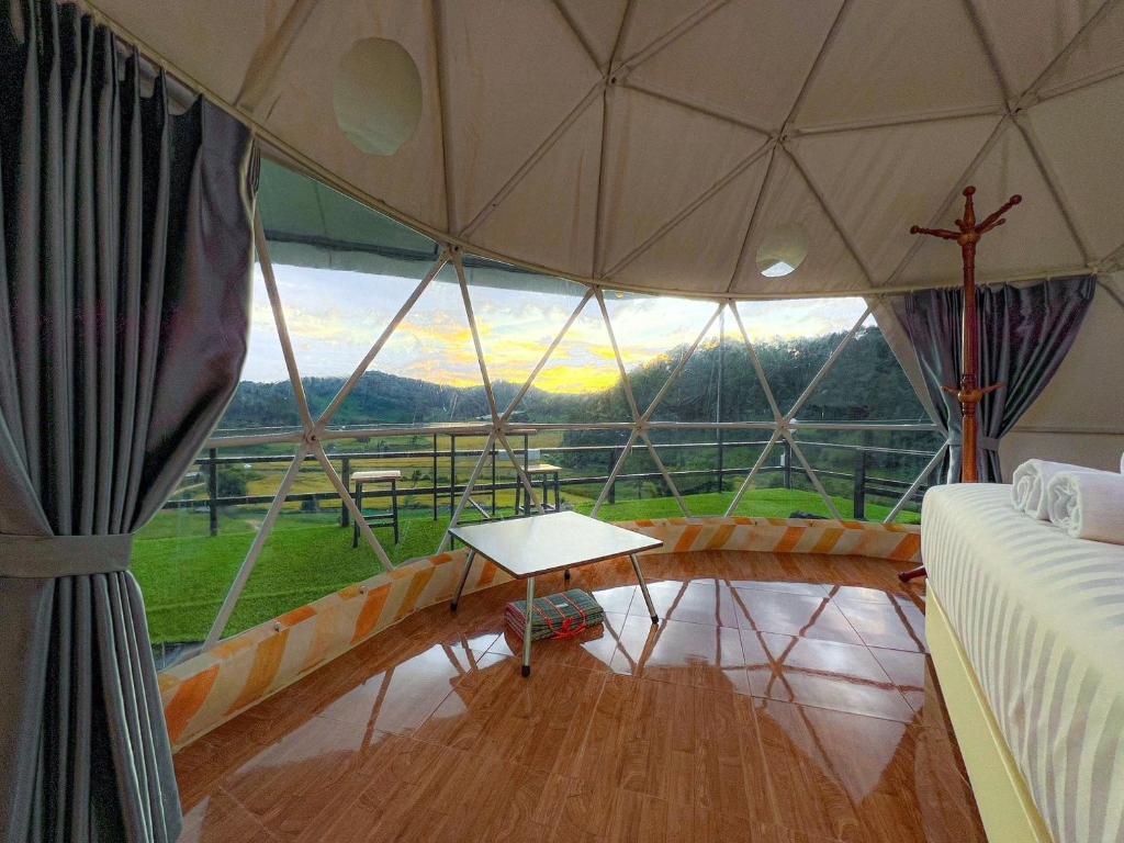 Nespecifikovaný výhled na hory nebo výhled na hory při pohledu z luxury tent