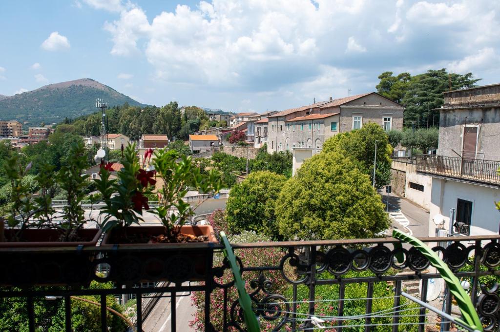 balkon z widokiem na miasto w obiekcie Mandevilla Home w mieście Caiazzo
