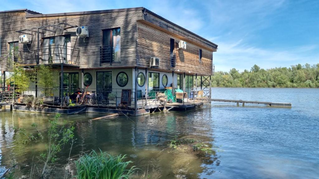 Výhled na řeku, která protéká v blízkosti bed and breakfast