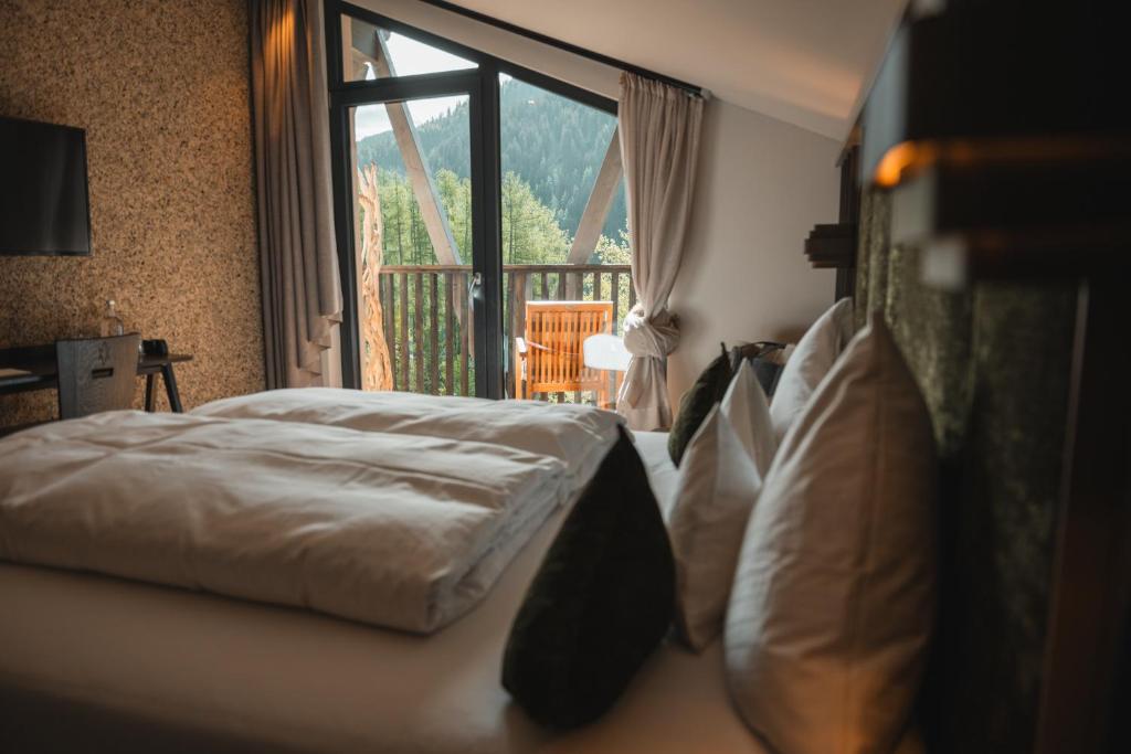 Postel nebo postele na pokoji v ubytování Arpuria l hidden luxury mountain home - ADULTS FRIENDLY