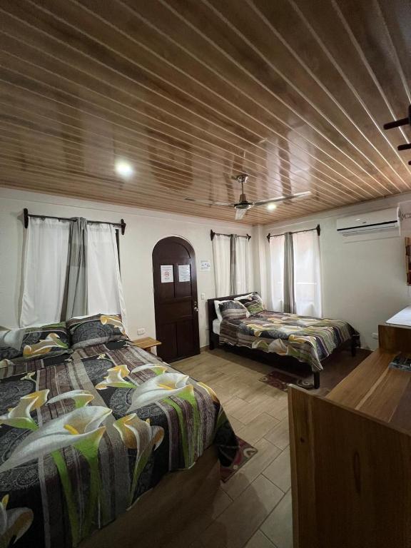 Postel nebo postele na pokoji v ubytování Apartamentos Mansión Tropical