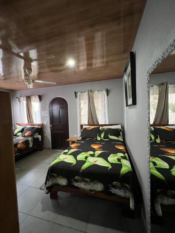 Postel nebo postele na pokoji v ubytování Apartamentos Mansión Tropical