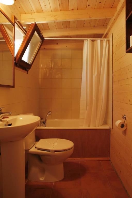 Koupelna v ubytování Camping Maçanet de Cabrenys