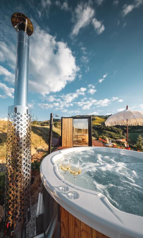 Respiro Glamping Private Retreat with Hot Tub