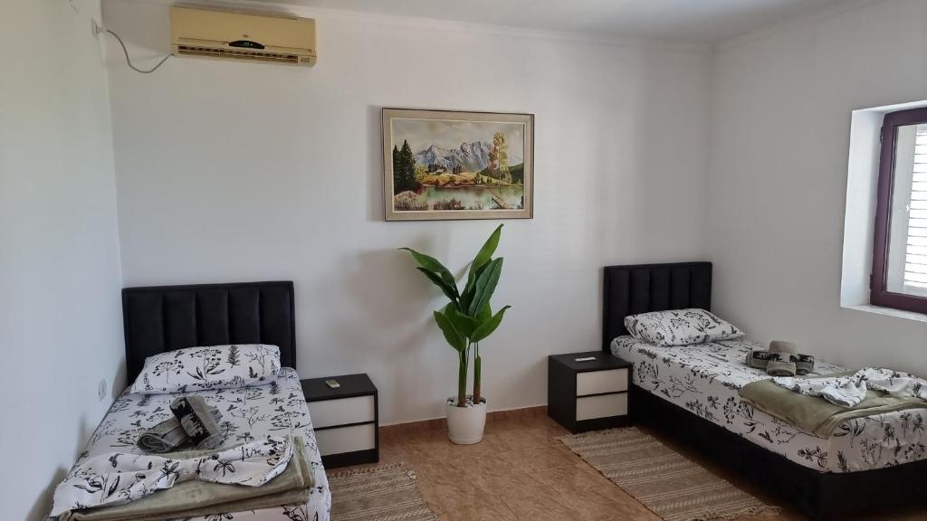 Postel nebo postele na pokoji v ubytování HomeByTheLake-Shiroke