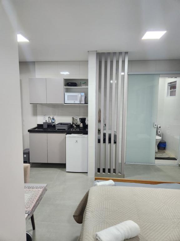 Η κουζίνα ή μικρή κουζίνα στο Apartamento em Aparecida numero 02