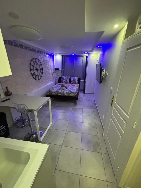 un salon avec un canapé et une table dans l'établissement Just cozy lille, à Lille