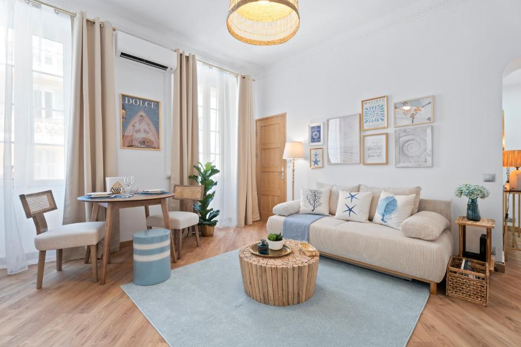 un salon avec un canapé et une table dans l'établissement Nice Renting - 5bFRANCE - Luxurious Apartment Place Massena Promenade des Anglais, à Nice