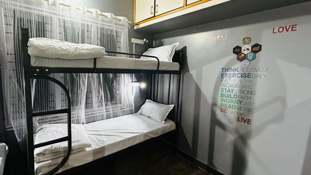Postel nebo postele na pokoji v ubytování Da Java 18 hostel and Homestay Chikmagalur