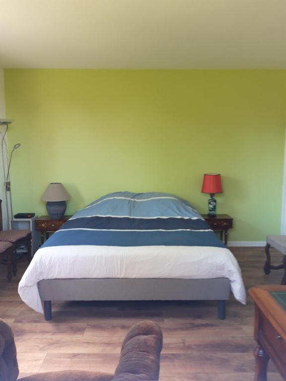 Postel nebo postele na pokoji v ubytování chambre d'hôte