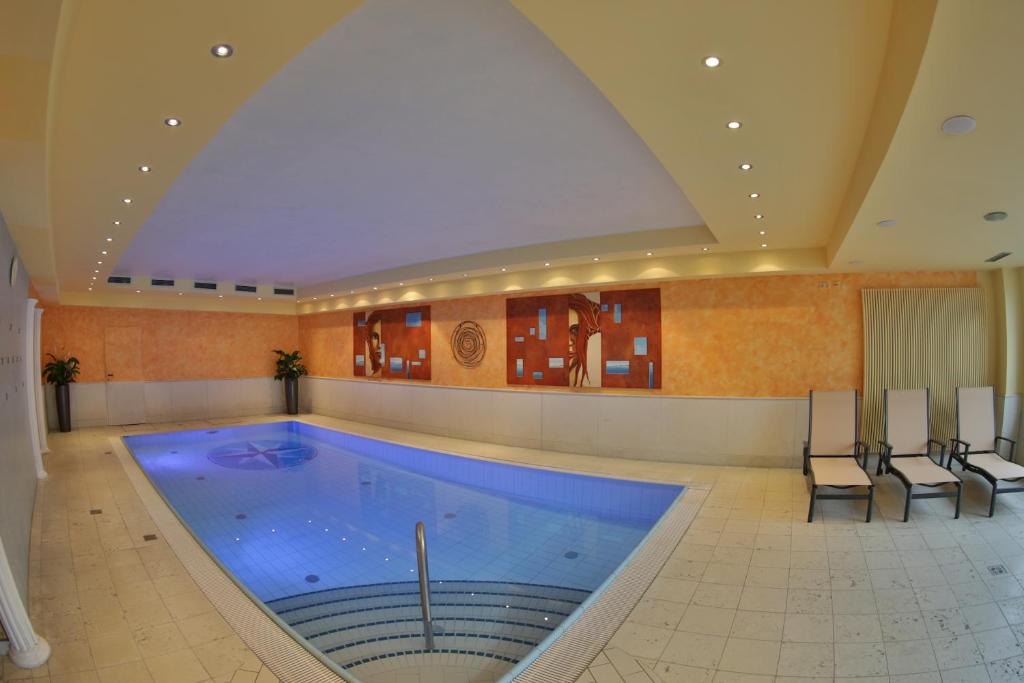 Bazén v ubytovaní Spa&Aktiv Hotel Lavendel alebo v jeho blízkosti