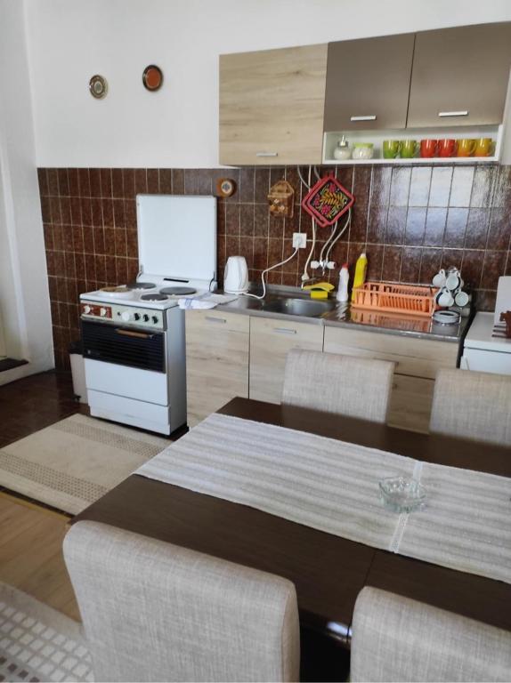 Köök või kööginurk majutusasutuses Apartman Marija