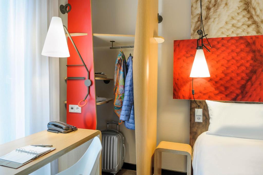 Postel nebo postele na pokoji v ubytování Ibis Berlin Hauptbahnhof