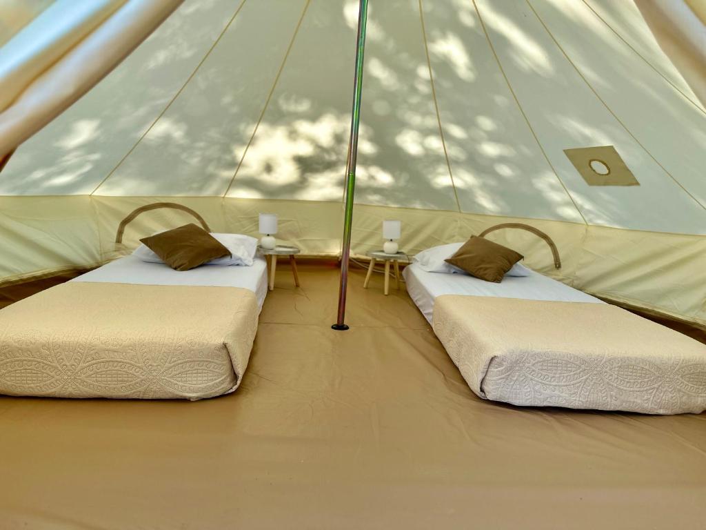 Postel nebo postele na pokoji v ubytování Zeta River Glamping
