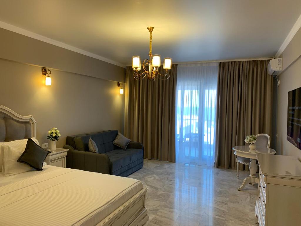 ein Hotelzimmer mit einem Bett und einem Wohnzimmer in der Unterkunft Summer apartments in Eforie Nord