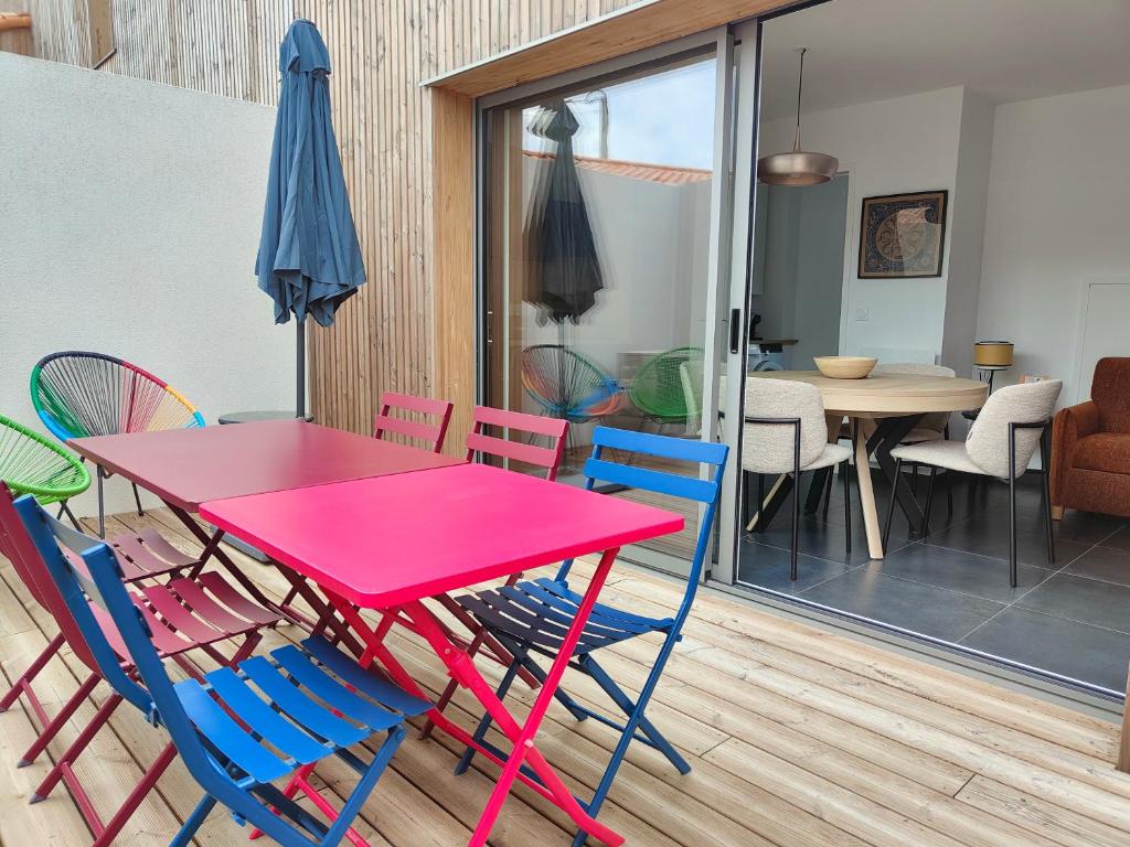 a pink table and chairs in a room at Escapade aux dunes in Brétignolles-sur-Mer