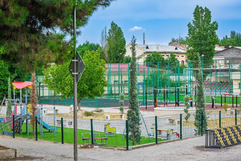 un parque con parque infantil con toboganes y columpios en Comfort Tashkent, en Tashkent