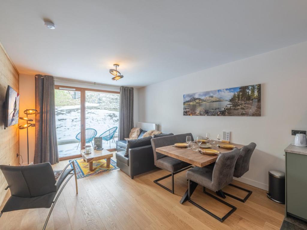 un salon avec une table, des chaises et un canapé dans l'établissement Charmant appartement 49m² avec parking, proche des pistes à l'Alpe d'Huez - FR-1-645-60, à Huez