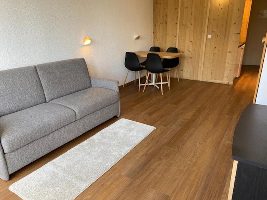 un salon avec un canapé et une table avec des chaises dans l'établissement Studio 22m² pour 2 pers. au pied des pistes avec balcon et Wifi - Arc 1800 - FR-1-346-474, à Arc 1800