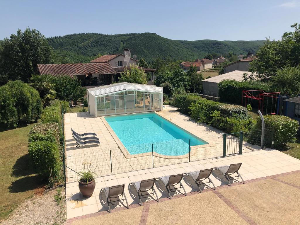 an overhead view of a swimming pool in a house at Maison charmante avec vue sur la montagne à Saint-Géry + Piscine in Saint-Géry