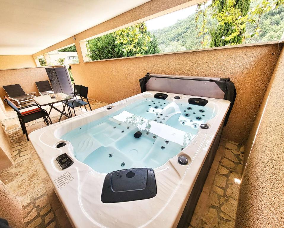 Domaine Ribiera, Hotel 5 Etoiles, SPA & Golf - Forcalquier - Suite Con Bañera De Hidromasaje