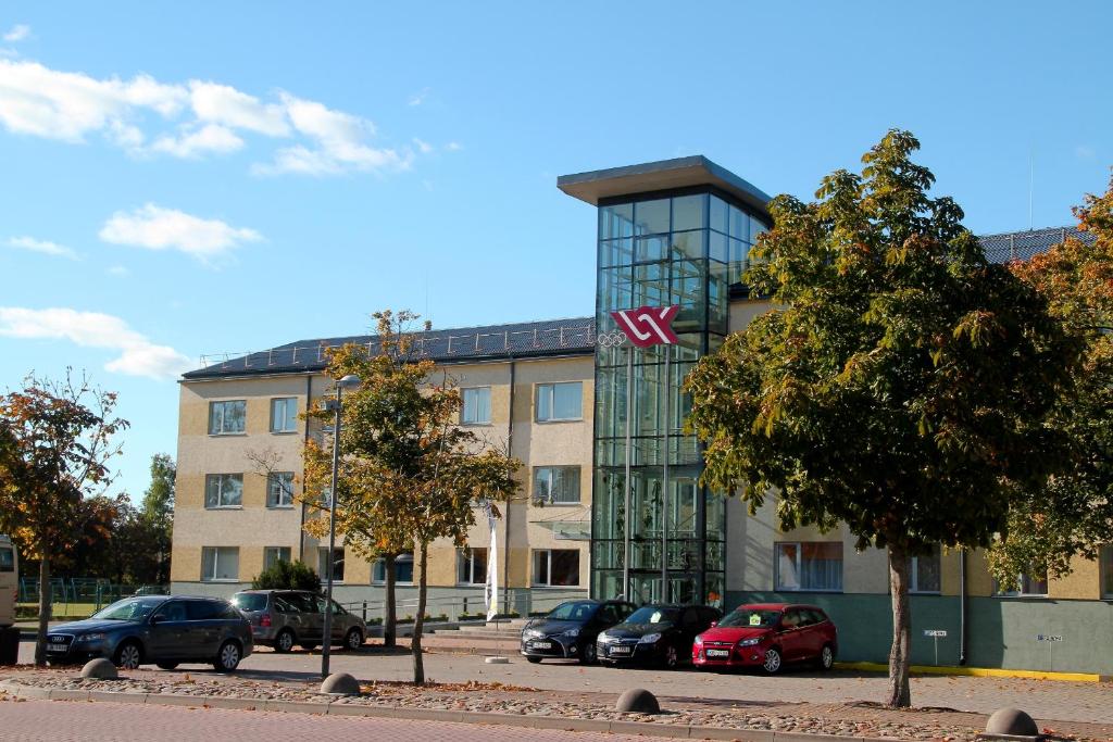 ein Gebäude mit einem x-Schild auf der Seite in der Unterkunft Olimpiska Centra Ventspils Hotel in Ventspils
