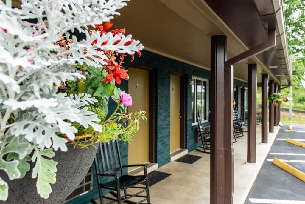 a building with flowers on the side of it at Townsend River Breeze Inn in Townsend