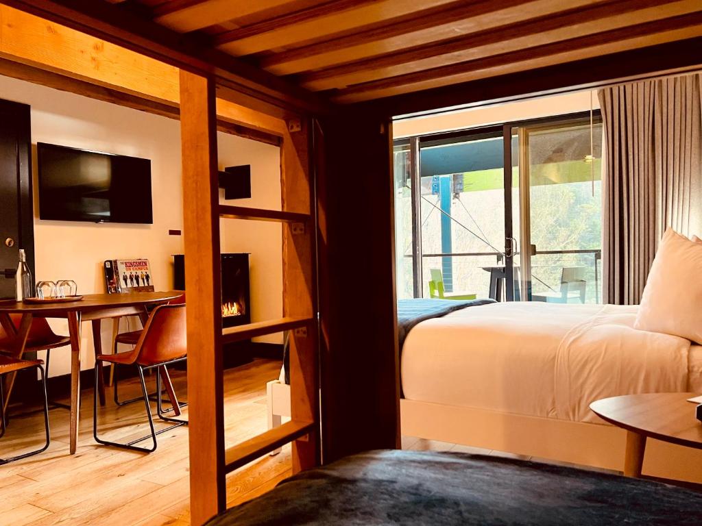 Timber Cove Resort - 