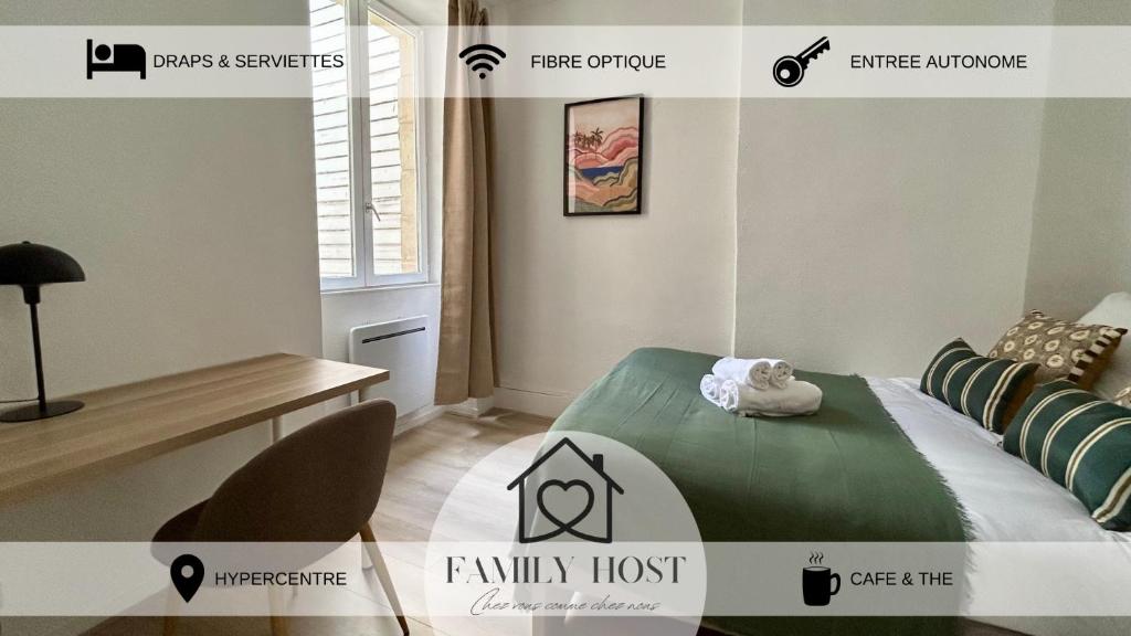 Cette chambre comprend un lit et un bureau. dans l'établissement La parenthèse, à Nevers