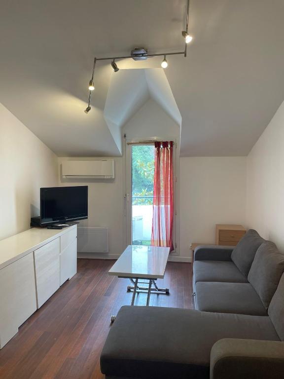 un salon avec un canapé et une table dans l'établissement TM Appartement BASTILLE, à Paris