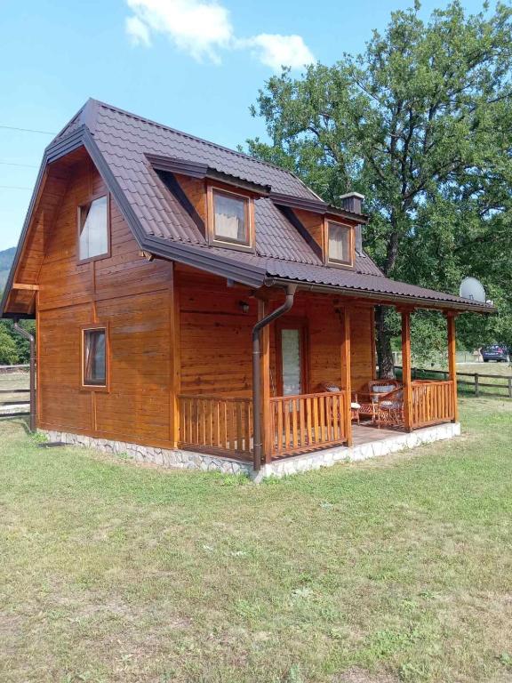 una grande cabina in legno con tetto a gambero di Guest House Krsmanovic a Mokra Gora