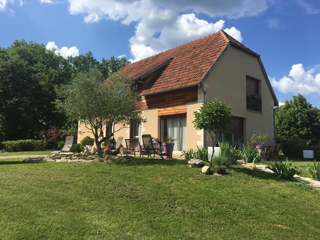 a small house in a yard with a green lawn at Villa 4 étoiles - 3 chambres - 6 personnes - Nature, campagne, confort moderne, charme, jardin et vue exceptionnelle - Proche Martel in Martel