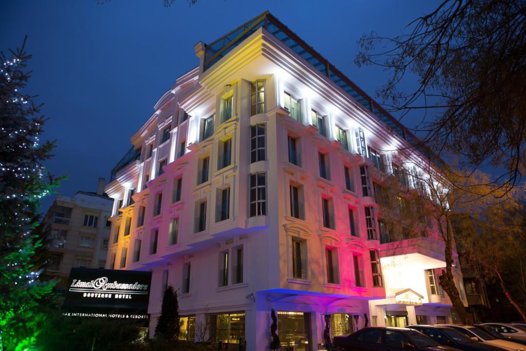 ein Gebäude mit farbigen Lichtern an der Seite in der Unterkunft Limak Ambassadore Hotel Ankara in Ankara