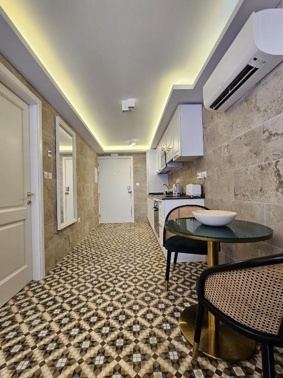 Kuchyň nebo kuchyňský kout v ubytování Balcony Hotel