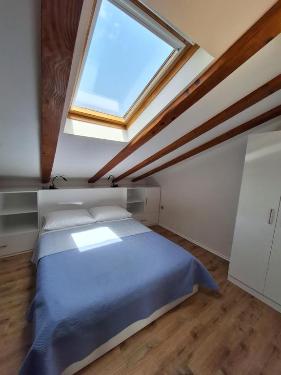 Posteľ alebo postele v izbe v ubytovaní Apartments Šišević - Comfort Apartments with Balconies and Sea View