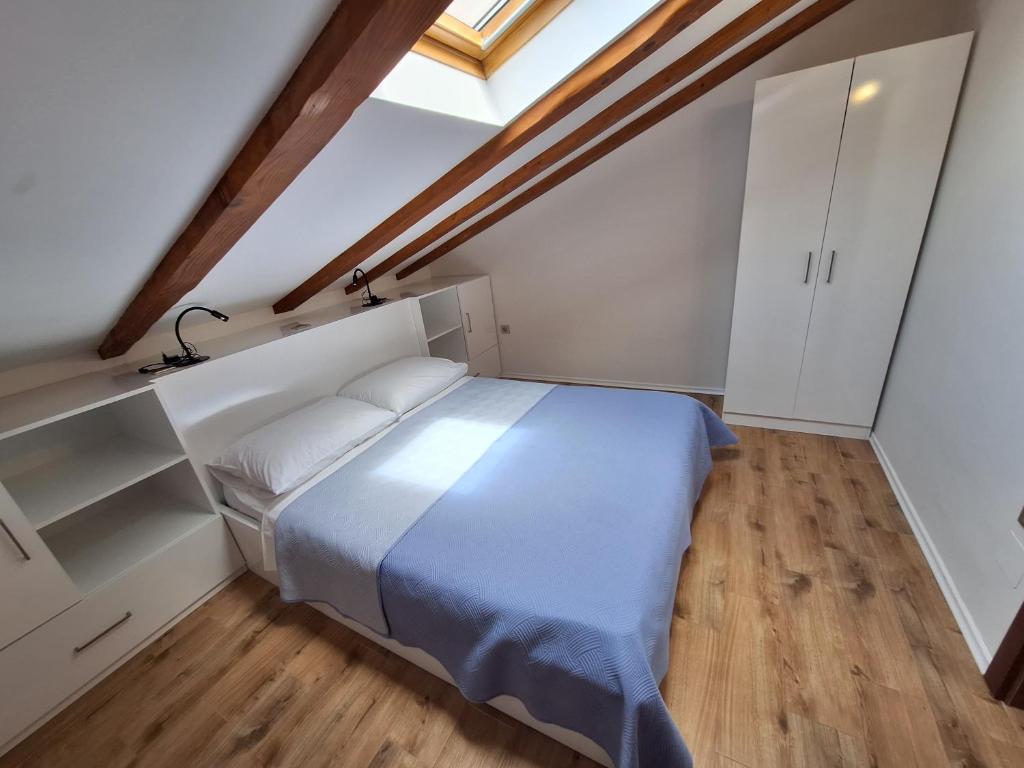 Posteľ alebo postele v izbe v ubytovaní Apartments Šišević - Comfort Apartments with Balconies and Sea View