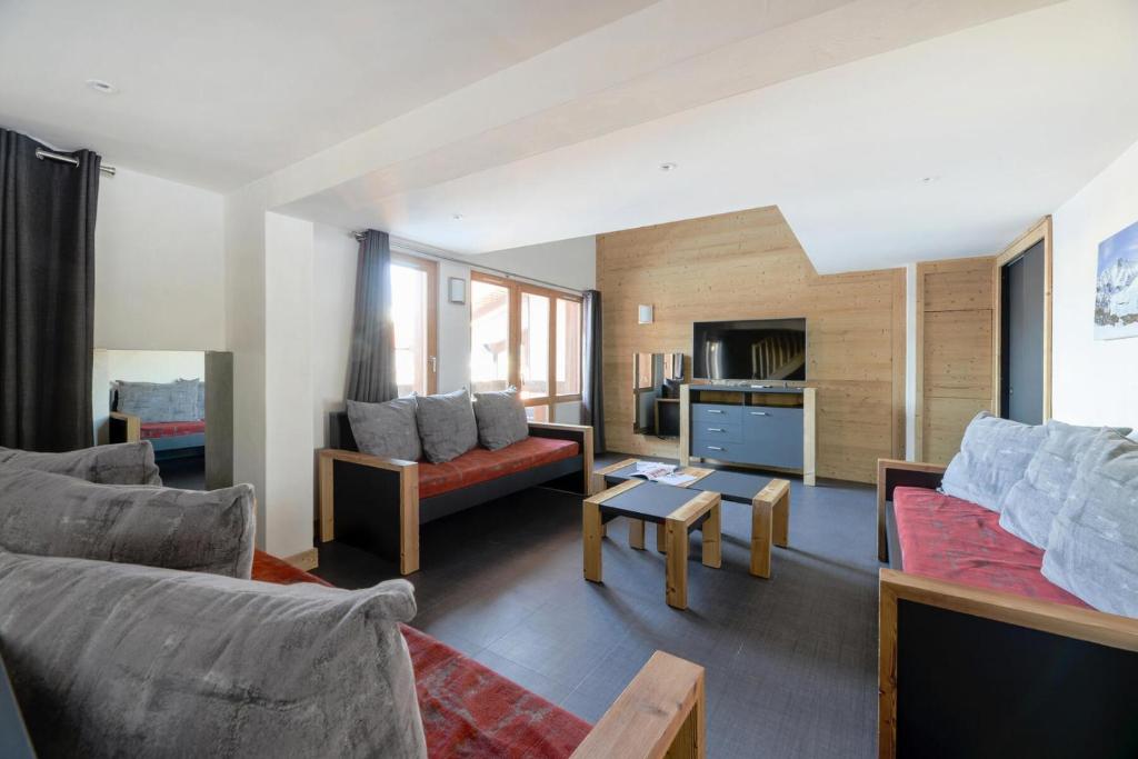 un salon avec un canapé et une table dans l'établissement Résidence Backgammon - LE BACKGAMMON MAE-3412, à Les Coches