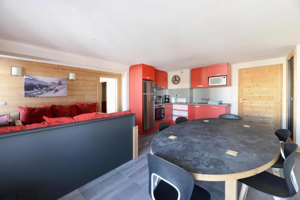 une cuisine et un salon avec une table et un canapé dans l'établissement Résidence Backgammon - LE BACKGAMMON MAE-3429, à Les Coches