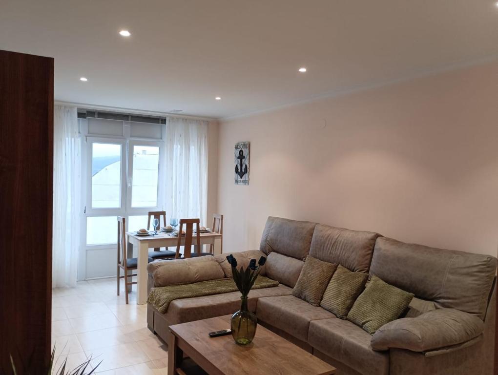 un salon avec un canapé et une table dans l'établissement Almar, à Ribadeo