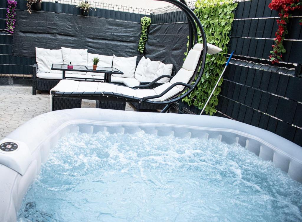 d'un bain à remous dans une arrière-cour avec une chaise et une table. dans l'établissement Appartement Marseille, à Marseille