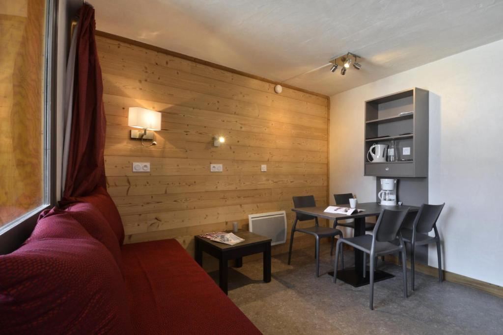 un salon avec un canapé et une table dans l'établissement Résidence Carroley A - Studio pour 4 Personnes 37, à Mâcot La Plagne