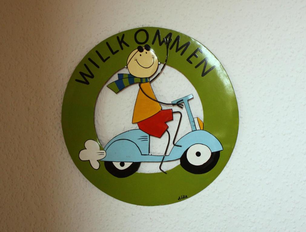 een sticker van een persoon op een scooter bij Freizeithof Hildesheimer Börde in Holle