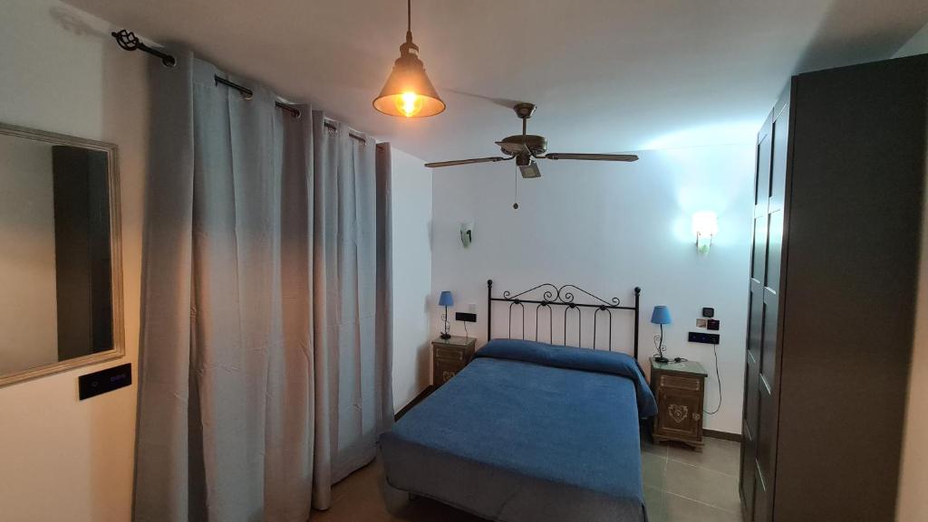 Postel nebo postele na pokoji v ubytování Hotel SAN SEBASTIAN Almuñécar