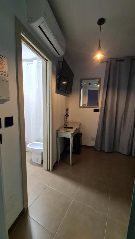TV a/nebo společenská místnost v ubytování Hotel SAN SEBASTIAN Almuñécar