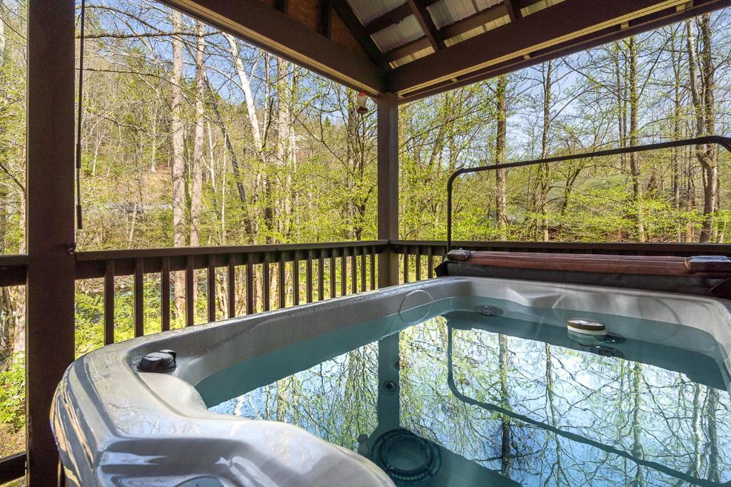 Πισίνα στο ή κοντά στο River Lodge By Stony Brook Cabins
