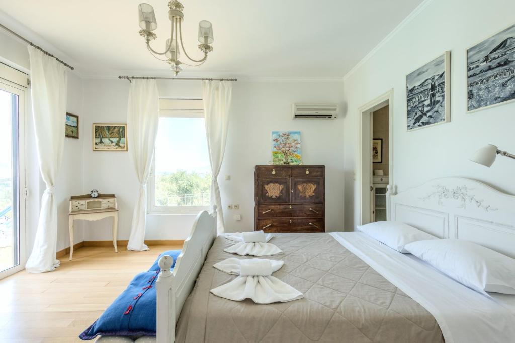 Postel nebo postele na pokoji v ubytování Villa Olea Corfu Luxury Villa with Infinity Pool & Panoramic Views near Achillion Palace